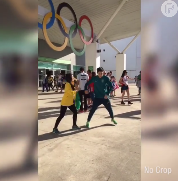 Arthur Nory dançou no Parque Olímpico com Julie Kim e publicou o vídeo em seu Instagram