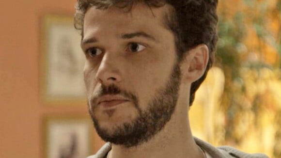 Novela 'Haja Coração': Giovanni invade sala de Aparício e é flagrado por Camila