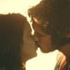 Olívia (Giullia Buscacio) e Miguel (Gabriel Leone) se beijam nos fundos do bar e são vistos por Chico Criatura (Gésio Amadeu), em cenas previstas para irem ao ar a partir do dia 23 de agosto de 2016, na novela 'Velho Chico'