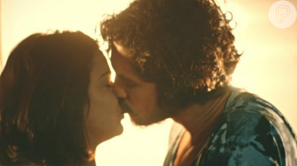 Olívia (Giullia Buscacio) e Miguel (Gabriel Leone) se beijam nos fundos do bar e são vistos por Chico Criatura (Gésio Amadeu), em cenas previstas para irem ao ar a partir do dia 23 de agosto de 2016, na novela 'Velho Chico'