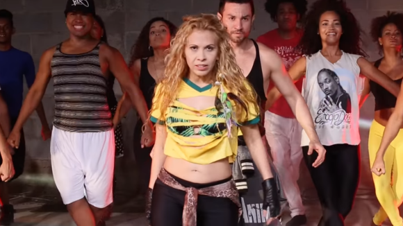 Joelma lança clipe 'Pa'lante' em espanhol e fãs elogiam: 'Shakira brasileira'