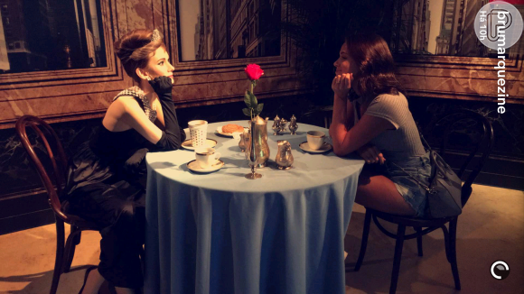 Bruna Marquezine sentou à mesa com a boneca de Audrey Hepburn