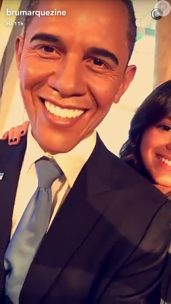 Bruna Marquezine brinca com estátua de cera de Obama: 'Vamos tirar uma selfie?'