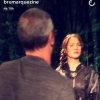 Bruna Marquezine filmou o pai, Telmo, vendo a estátua de Jennifer Lawrence