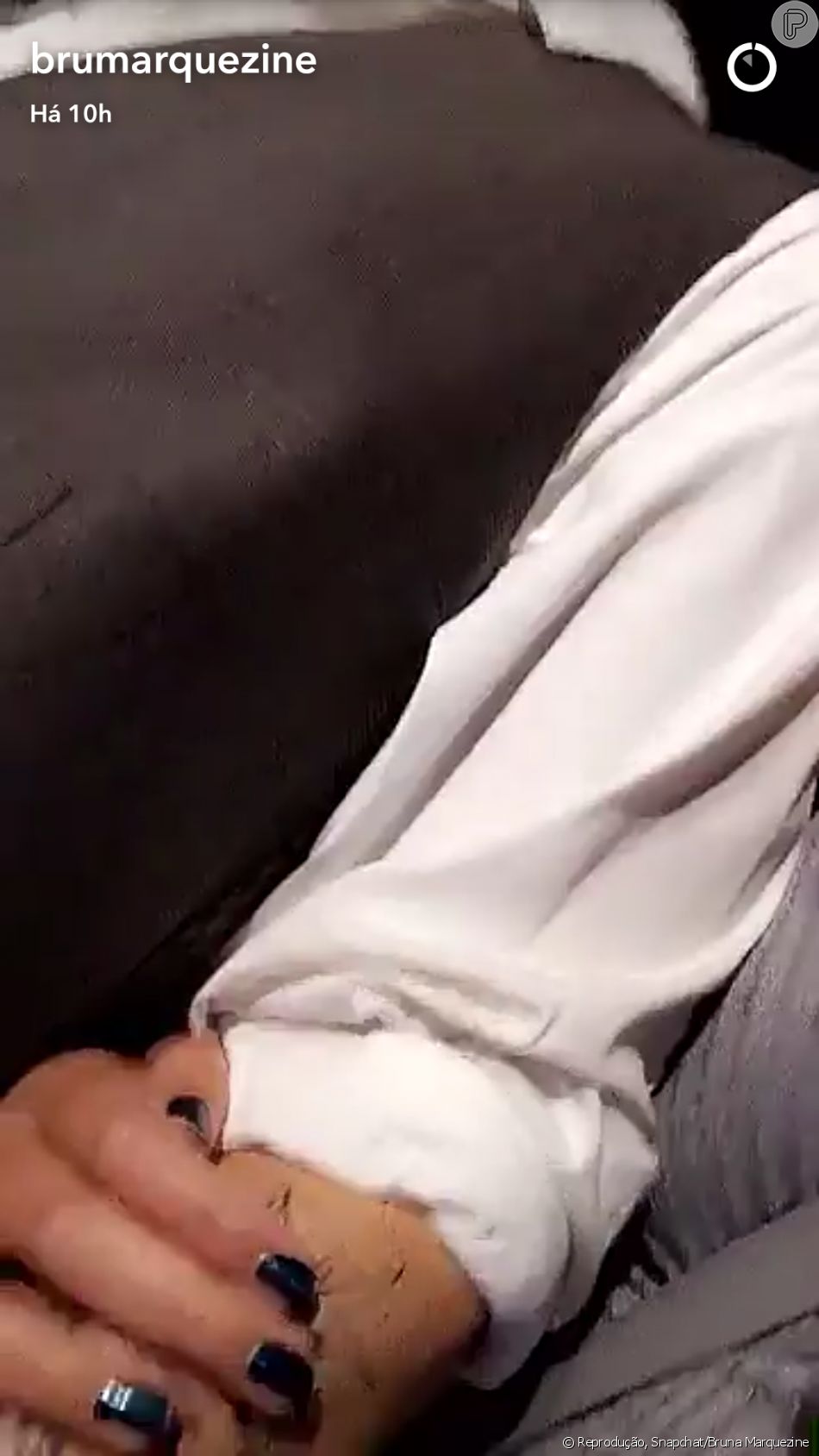 Bruna Marquezine Posa De Maos Dadas Com Boneco De Leonardo Dicaprio Purepeople