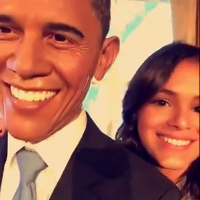 Bruna Marquezine tieta boneco de cera de Obama: 'Vamos tirar selfie'. Vídeo!