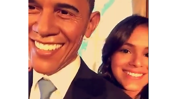 Bruna Marquezine tieta boneco de cera de Obama: 'Vamos tirar selfie'. Vídeo!