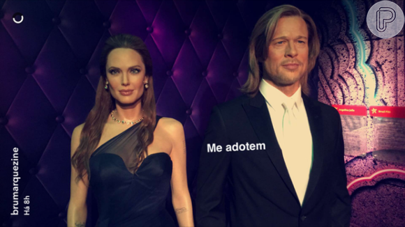 Bruna Marquezine brinca com estátua de Brad Pitt e Angeline Jolie: 'Me adotem'