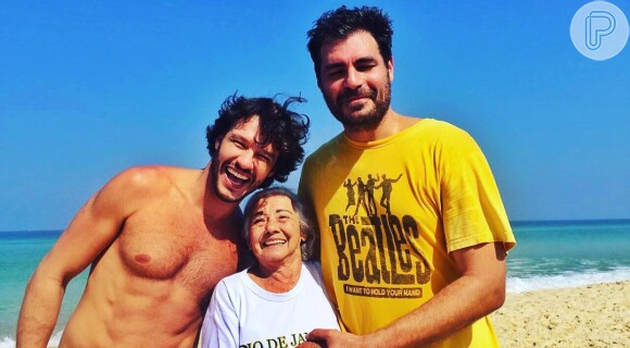 Nando Rodrigues encontrou Ellen Roche no dia em que levou a avó à praia e surgiram boatos de que ele e a ruiva estariam juntos