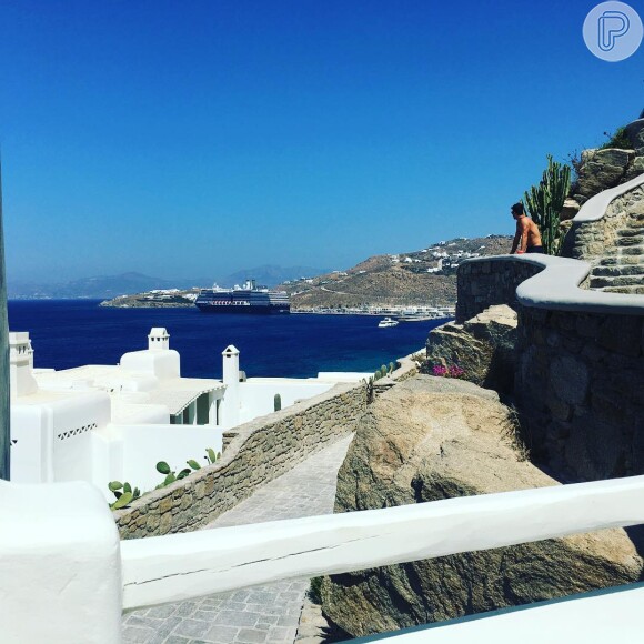 Juliana Paes fotografa o marido em hotel em Santorini, na Grécia