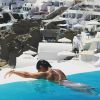 Juliana Paes arrancou elogios ao posar de biquíni branco em Santorini, na Grécia