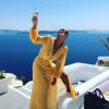 Juliana Paes apostou em looks com fendas e decotes durante a viagem à Grécia