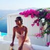 Juliana Paes encerra viagem à Grécia com vestido decotado, em foto publicada neste sábado, dia 13 de agosto de 2016
