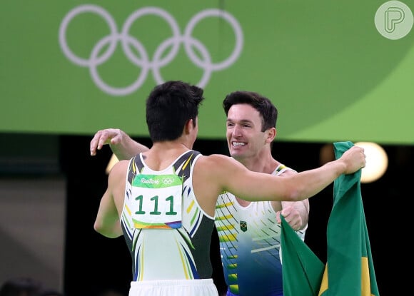 Diego Hypolito e Arthur Nory comemoram medalhas na Olimpíada Rio 2016, em 14 de agosto de 2016