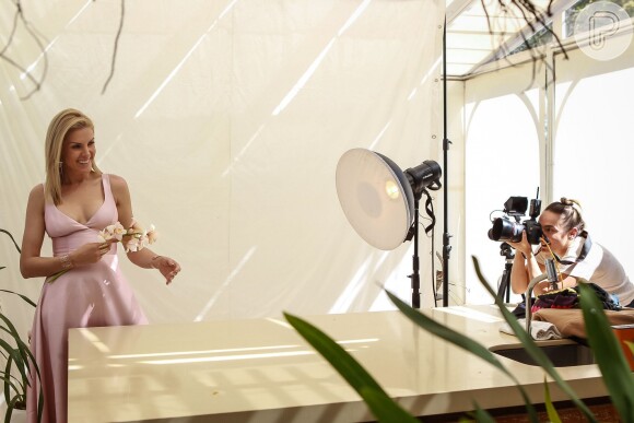 Ana Hickmann posou para sua coleção de joias nos jardins de sua casa em Itu