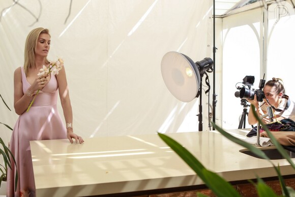 Ana Hickmann posou para sua coleção de joias nos jardins de sua casa em Itu