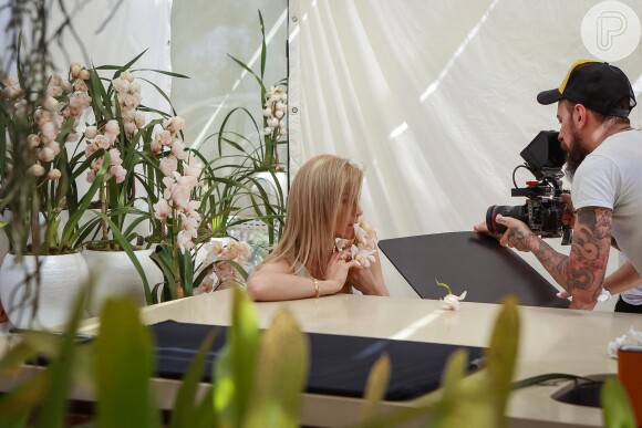 Ana Hickmann posou para sua coleção de joias nos jardins de sua casa em Itu