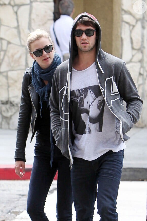 Joshua Bowman é namorado de Emily VanCamp, os dois são protagonistas da série 'Revenge', como Daniel Greyson e Emily Thorne. O ator está no país para participar de um evento da grife John John