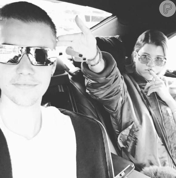 Justin Bieber enfrentou a fúria das fãs ao postar série de fotos com a namorada, Sofia Richie, e ameaçou: 'Vou tornar meu Instagram privado se vocês não pararem com o ódio'