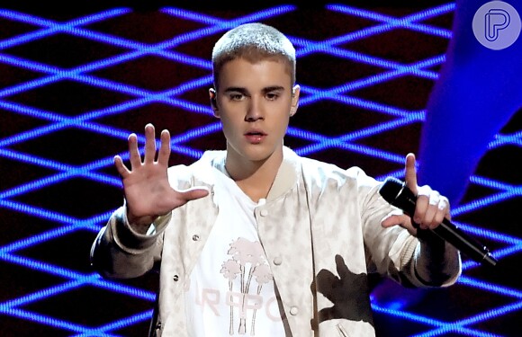 Justin Bieber acrescentou ao criticar as admiradoras: 'Isto está ficando fora das minhas mãos e se você são, realmente, minhas fãs, não deveriam ser cruéis com quem vocês gostam'