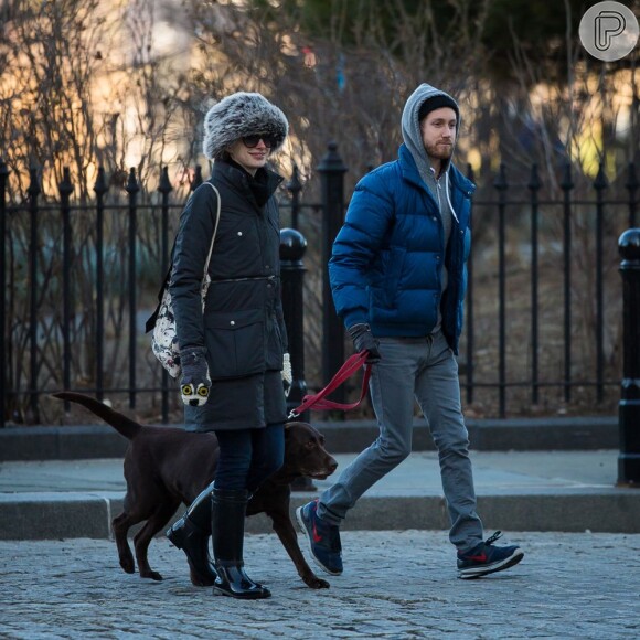 Anne Hathaway e o marido, Adam Shulman, passeiam com labrador de estimação