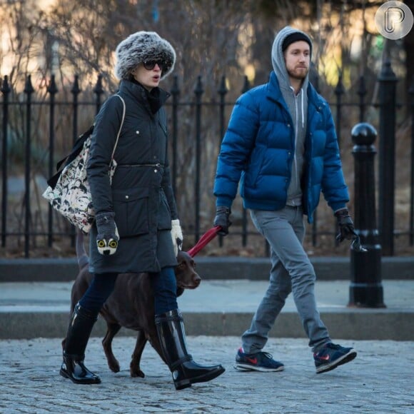 Anne Hathaway e o marido, Adam Shulman, passeiam pelas ruas de NY