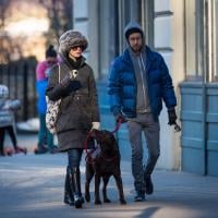 Anne Hathaway e o marido, Adam Shulman, passeiam com cachorro no frio de NY