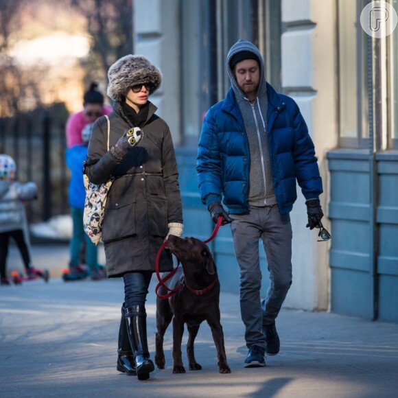 Anne Hathaway passeou com o marido, Adam Shulman, e com o cachorro de estimação pela gélida Nova York desta sexta-feira, 28 de dezembro de 2012