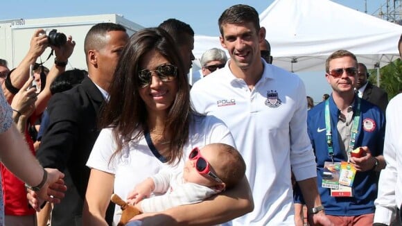 Michael Phelps grava programa de TV com mulher e filho, Boomer, no Rio. Fotos!