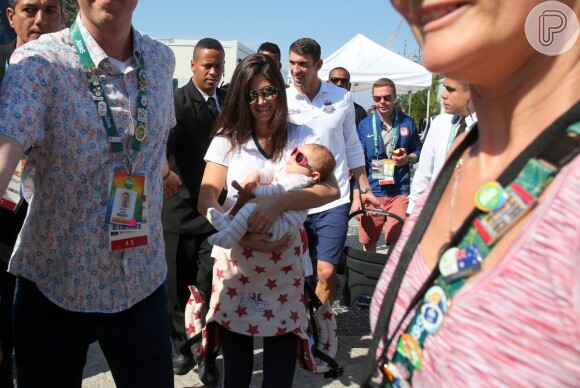Michael Phelps e família contaram com forte esquema de segurança ao circularem pela Praia do Leme, Rio de Janeiro, nesta segunda-feira, 15 de agosto de 2016