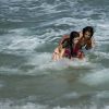 Sula (Malu Falangola) perde o biquíni enquanto está nadando no mar e Joana (Aline Dias) ajuda a amiga, no primeiro capítulo da novela 'Malhação: Pro Dia Nascer Feliz', que vai ao ar na segunda-feira, dia 22 de agosto de 2016