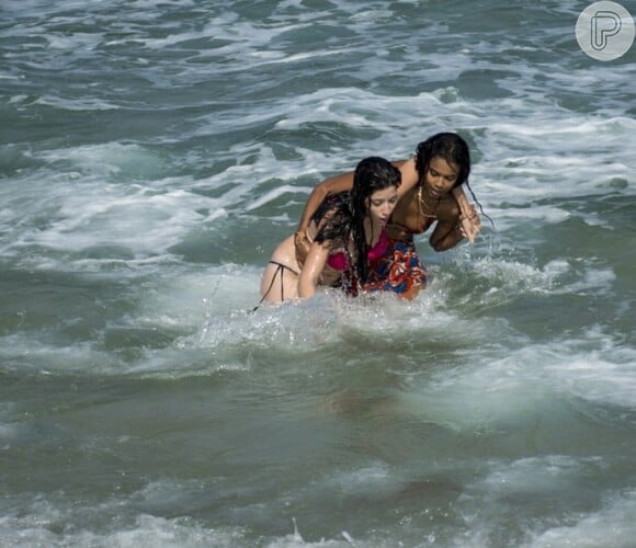 Sula (Malu Falangola) perde o biquíni enquanto está nadando no mar e Joana (Aline Dias) ajuda a amiga, no primeiro capítulo da novela 'Malhação: Pro Dia Nascer Feliz', que vai ao ar na segunda-feira, dia 22 de agosto de 2016