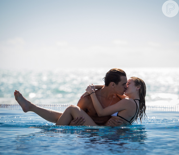 Gabriel (Felipe Roque) e Bárbara (Barbara França) namoram na piscina e são advertidos por Joana (Aline Dias), no primeiro capítulo da novela 'Malhação: Pro Dia Nascer Feliz', que vai ao ar na segunda-feira, dia 22 de agosto de 2016