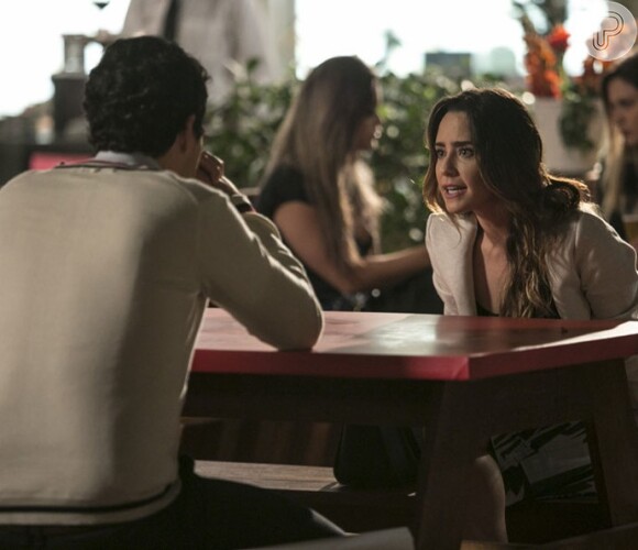 Bruna (Fernanda Vasconcellos) descobre que Giovanni (Jayme Matarazzo) beijou Camila (Agatha Moreira) e fica furiosa, na novela 'Haja Coração'