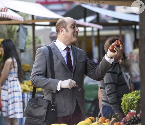 Rodrigo (Paulo Tiefenthaler) se oferece para ajudar Francesca (Marisa Orth) a entregar encomenda de frutas, na novela 'Haja Coração'