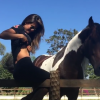 Paula Fernandes levanta a blusa para ver se a mordida do cavalo machucou