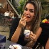 Kelly Key postou uma foto comendo pastéis de Belém em Lisboa nesta segunda-feira, dia 15 de agosto de 2016: 'Artur me agradece com um chutinho de alegria a cada mordida'