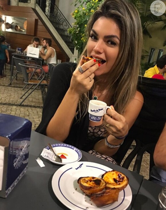 Kelly Key postou uma foto comendo pastéis de Belém em Lisboa nesta segunda-feira, dia 15 de agosto de 2016: 'Artur me agradece com um chutinho de alegria a cada mordida'