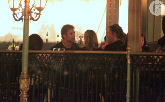 Marcos Pasquim conversa durante o jantar com alguns amigos