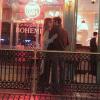 Juliana Didone beija o namorado, Flávio Rossi, em restaurante carioca