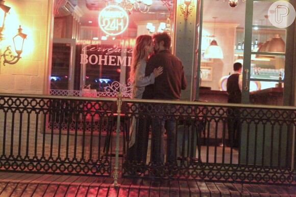 Juliana Didone beija o namorado, Flávio Rossi, em restaurante carioca