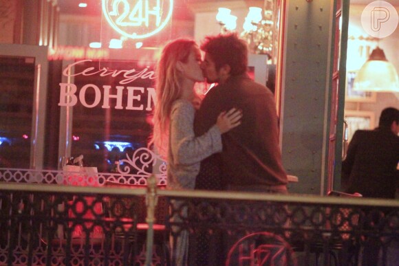 Juliana Didone beija o namorado, Flávio Rossi, no resaurante Paris 6, no Rio de Janeiro, em 25 de novembro de 2013
