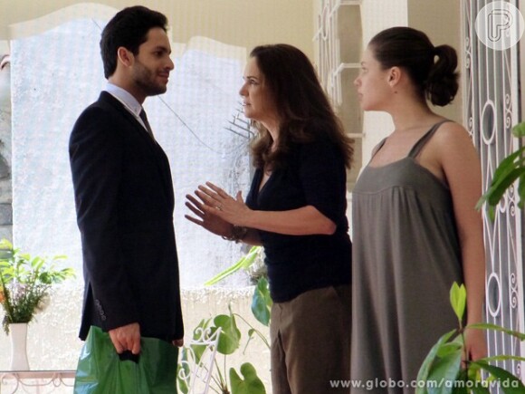 Rafael (Rainer Cadete) confronta Neide (Sandra Corveloni) para ajudar Linda (Bruna Linzmeyer) a se desenvolver, em 'Amor à Vida'