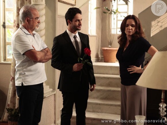 Rafael (Rainer Cadete) enfrenta a família de Linda (Bruna Linzmeyer) para se manter próximo dela, em 'Amor à Vida'