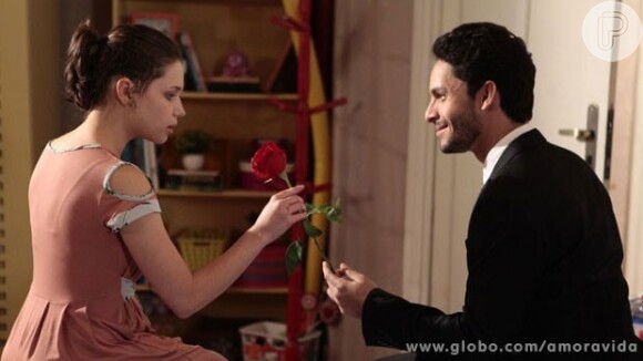 Rafael (Rainer Cadete) leva uma flor para Linda (Bruna Linzmeyer), em cena de 'Amor à Vida'