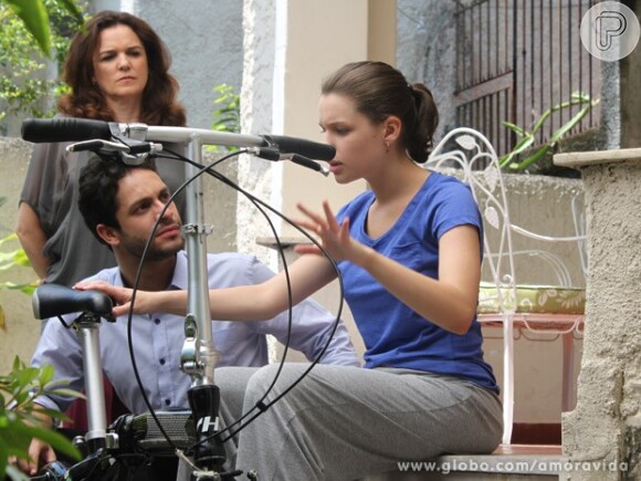 Rafael (Rainer Cadete) dá uma bicicleta de presente a Linda (Bruna Linzmeyer), em 'Amor à Vida'