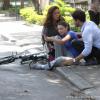 Linda (Bruna Linzmeyer) cai da bicicleta e Neide (Sandra Corveloni) briga com Rafael (Rainer Cadete), em 'Amor à Vida'