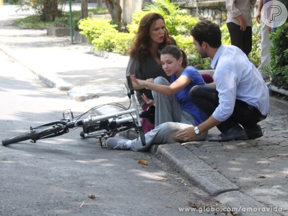 Linda (Bruna Linzmeyer) cai da bicicleta e Neide (Sandra Corveloni) briga com Rafael (Rainer Cadete), em 'Amor à Vida'