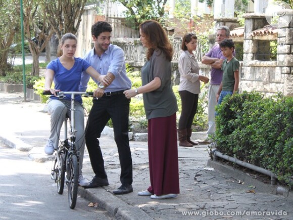 Rafael (Rainer Cadete) ensina Linda (Bruna Linzmeyer) a andar de bicicleta, em 'Amor à Vida'
