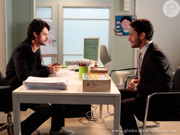 Rafael (Rainer Cadete) conversa com Renan (Álamo Facó) sobre Linda (Bruna Linzmeyer) e o psicólogo lhe sugere que ele a leve em uma fonoaudióloga, em 'Amor à Vida'